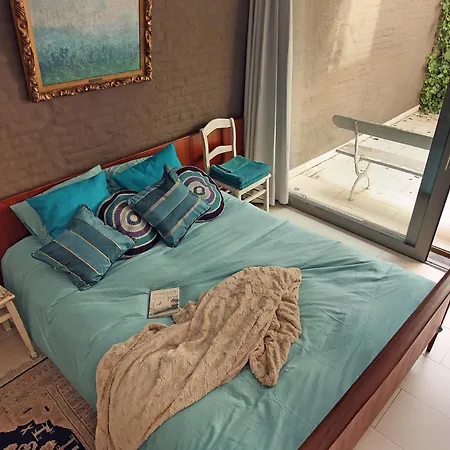 아파트 Lounge In The Intimate Urban Garden At A Retro Getaway *