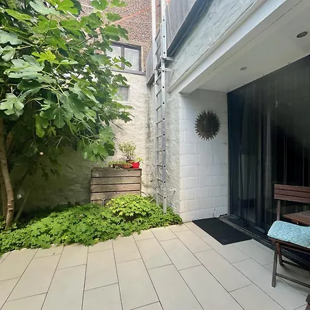 아파트 Lounge In The Intimate Urban Garden At A Retro Getaway